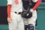 高校野球の事件史　試合中、マウンド上で投手と捕手がキス　テレビで流れ苦情殺到　高野連「キス禁止」