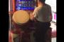 【衝撃動画】新宿のゲーセンにいた二刀流（双打）の太鼓の達人の「ゴールデンボンバー女々しくて」がヤバイｗｗｗ