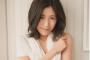 まゆゆ写真集本日発売！　Tシャツをたくし上げたセクシーショットが新たに解禁