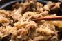 部長「私は牛丼並かな」ワイ「じゃあ自分も同じものを」新入社員「ステーキ丼大盛りで！」