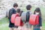 子供のお迎えで路駐してたら通りすがりの小学生達のランドセルが車にガンガンぶつかる。どう指導すべきだろうか ？