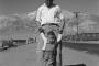 （1942年）日系人収容所で孫に歩き方を教える祖父（海外の反応）