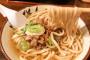 どうして日本人は麺をズルズル吸って食べるの？マナー違反だと思わないの？