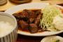 ワイ「サイコロステーキうめえ！」敵「それ屑肉やで」「成型肉」「体に悪いぞ」「そもそも不味い」