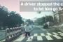 中国で横断歩道でドライバーにお辞儀をする老人の動画が人気に（海外の反応）