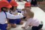 海外「この行儀の良さを見てくれ！」 日本の園児と白人の赤ちゃんの交流風景に感動の声