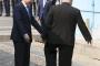 【速報】金正恩と文在寅、お手手をつないで軍事境界線を行ったり来たりする