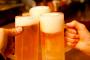 新人が飲み会で乾杯のときにグラスを一番上に持ってきて戦慄した…
