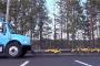 ボストン・ダイナミクスの四足歩行ロボットが10台で大型トラックを牽引（動画）！