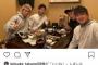 【悲報】オリックスの選手、阪神のユニがデカデカと飾られたお店で食事 