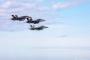 米海軍空母「ジョージ・H・W・ブッシュ」上空をF/A-18Fスーパーホーネット3機がフライオーバー！