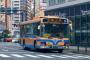 【馬鹿】横浜市民「バスの運転手の給料高すぎ！」→給与カットで退職増→運行バスが減り大行列に
