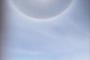 日本ハム　ウオーミングアップ中にハロ現象　太陽の周りに虹色の光の輪　レアなグラウンド風景に