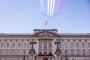 バッキンガム宮殿の上空を英空軍のアクロバットチーム「レッドアローズ」祝賀飛行！