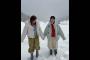 雪に倒れ込む河田陽菜と森本茉莉　#日向坂46