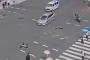 【動画】新宿西口大ガード交差点で信号無視のモペットがプリウスに跳ね飛ばされる瞬間が撮影される…