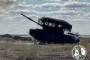 ロシア軍のT-62MV戦車、間接射撃のために傾斜台に設置…射程は12kmで、精度は±5m！