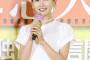＜中村ゆり＞爽やか白ワンピでエレガントムード　赤ブーツがアクセントに