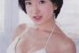 須藤りりぽん、胸を寄せて上げすぎて微妙な表情