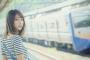 【画像あり】ワイ、電車で巨乳まんこの前に立って無音カメラでﾊﾟｼｬﾘｯ！！！！