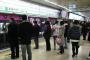 駅のホームで見知らぬ女『今日は何買ったの？買い物袋の中見せて？ねえ見せて？うち今困ってて！ねえ！』