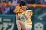 画像　山本彩さん、始球式にてとんでもない瞬間を激写される