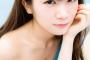 秋元真夏、胸の谷間が露わになった水着カット解禁