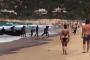 【動画あり】スペインのビーチにアフリカ難民を乗せたボートが突じょ漂着、もの凄い勢いで上陸　居合わせた海水浴客ら騒然