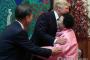 慰安婦ババアがトランプに抱きつこうとした結果ｗｗｗｗｗｗｗｗ