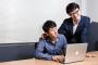 ２人ずつの４組で、２交代勤務をしている…誰か休めば、その日休日の人が代わりに出勤することになるｗｗｗそれを良いことに、先輩から圧力が…