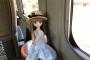 【画像】白のワンピースに麦わら帽子の女の子が新幹線で目撃されるｗｗｗｗｗｗ