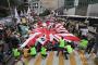 【韓国】 巨大な旭日旗を引き裂く韓国人 （画像あり）  日本の輸出規制を非難