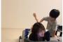 【画像】クソガキ、女子高生の身体を触りまくる