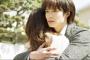 【画像】岡田将生さん、女性を優しく抱きしめる
