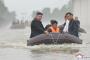 北朝鮮で記録的大雨と洪水、金正恩総書記がゴムボートで被災地を視察！