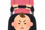 ベビーカーに乗っていたのは…人間用の赤ちゃん服とヘッドドレスを着たミニチュアダックスだった