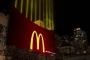 「全米が泣いた！」マクドナルドの従業員が高齢者の食事を手伝う！