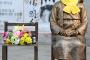 韓国慰安婦像が『また意味不明な進化を遂げて』ツッコミが殺到中。日本のパクリ商品が供えられた模様