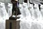 【画像】雪で作りだされた犬がかわいらしいと話題に