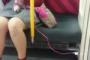 女がスマホ充電してて盗電だと思って写真撮ろうと思ったが撮れば良い？