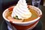 【画像】　山盛りホイップクリームのせ味噌ラーメンが話題に