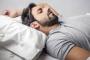 俺「明日は休みだから寝るぞ～zzz…」見知らぬ人にドアをこじ開けられ叩き起こされた！？？？「起きろ！」俺「？！」→なんとその人物は…