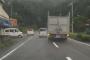 オラついて超危険な運転をするDQNトラックが撮影され話題に （動画）