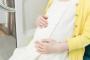 妊婦だけどお腹が目立たないせいで席を譲ってもらえなくて困ってる。ぶつかってくる人もいるから、こっちもカバンで攻撃したりしてる。