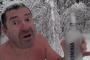 変態だ…ノルウェーでウォッカ片手に寒中水泳するおじさん現るww→海外「ロシアじゃ日常の光景だよ」