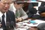 【税金泥棒】民進党・篠原考、国会質疑そっちのけで“名刺整理”　質疑席の斜め後ろの席にて、机一面に名刺並べご満悦 ＠衆院経産委（動画/画像）