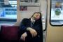 電車の中でぐっすり寝ていたサラリーマン風の男性が突然起きた→すると手際よくズボンのチャックを開け…