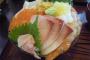 【画像】この海鮮丼1500円だせるか？