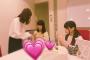 【AKB48】久保怜音(13)と千葉恵里(13)に食べ物を分けてもらう武藤十夢さん(22)