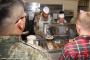 在韓米軍ブルックス司令官が国連軍基地を視察…感謝祭で米韓兵士に七面鳥料理を給仕！